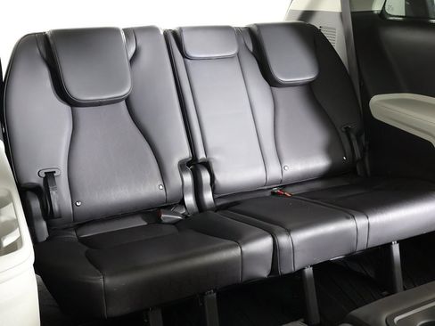 Used 2024 Kia Carnival EX image 37