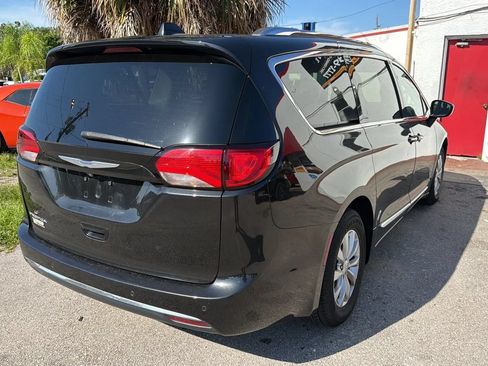 Used 2020 Chrysler Pacifica Touring-L FWD image 6