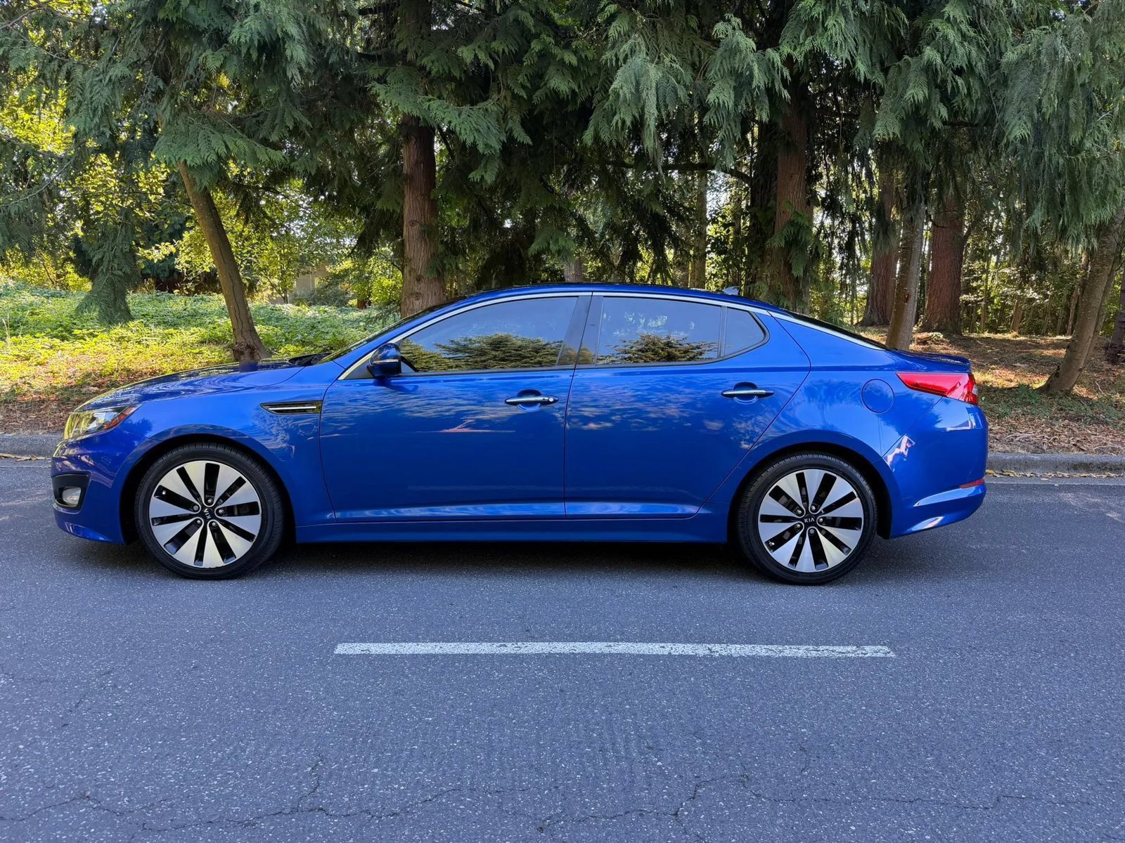 Used 2011 Kia Optima SX w/ Premium Pkg FWD image 2