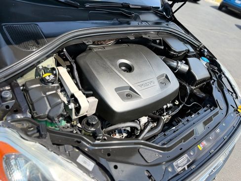 Used 2017 Volvo XC60 T5 Dynamic w/ Preferred Option Package AWD/4WD image 9