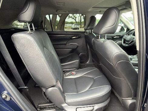 Used 2023 Toyota Highlander XLE FWD image 38