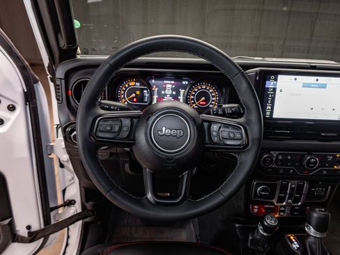Used 2025 Jeep Wrangler Unlimited Rubicon AWD/4WD image 15