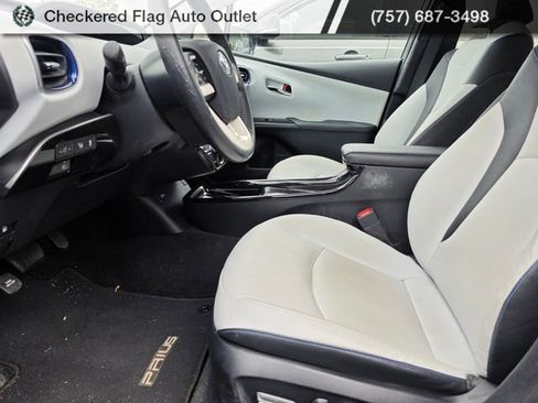 Used 2016 Toyota Prius Four Touring w/ Premium Convenience Package FWD image 9