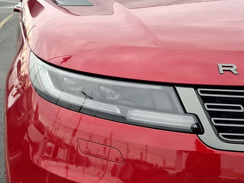 Used 2025 Land Rover Range Rover Sport SE image 9