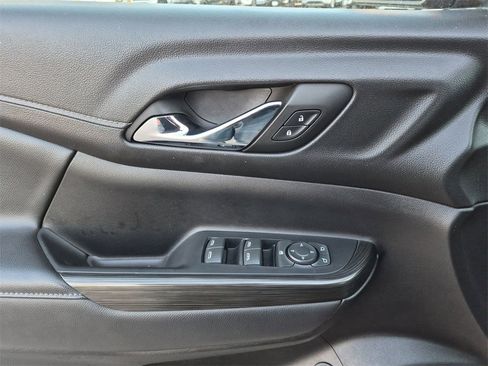 Used 2023 GMC Acadia SLT image 13