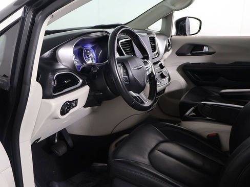 Used 2020 Chrysler Pacifica Touring-L Plus image 22