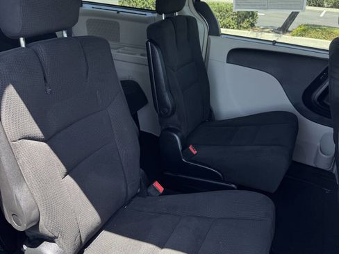 Used 2015 Chrysler Town & Country Touring FWD image 13