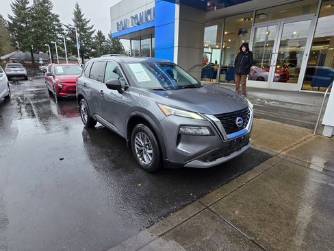 Used 2023 Nissan Rogue S image 2