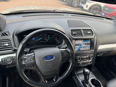 Used 2017 Ford Explorer XLT w/ Equipment Group 202A AWD/4WD image 16