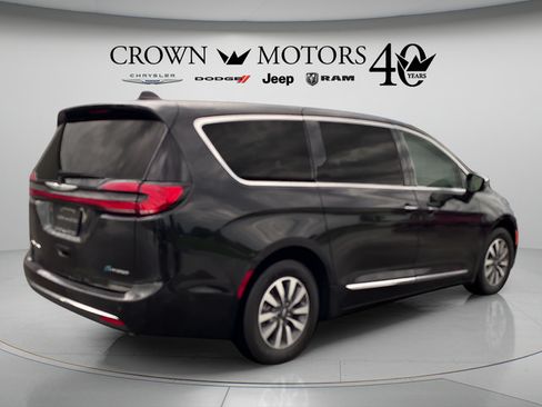 Used 2023 Chrysler Pacifica Limited w/ Uconnect Theater Family Group FWD image 5