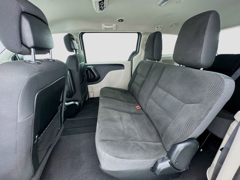 Used 2019 Dodge Grand Caravan SE w/ UConnect Hands-Free Group FWD image 15