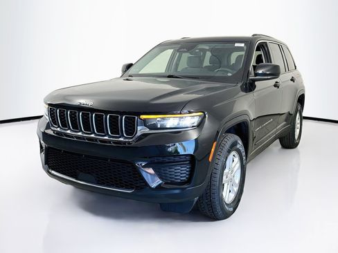 Used 2023 Jeep Grand Cherokee Laredo AWD/4WD image 1