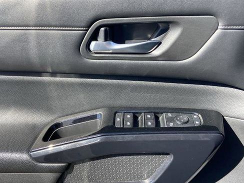 Used 2022 Nissan Pathfinder S image 18