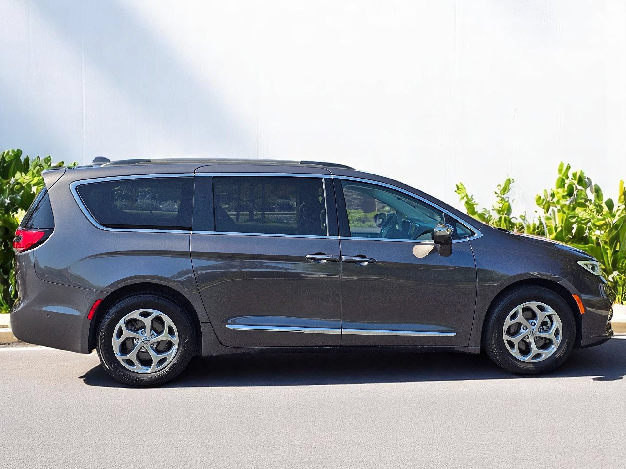 Used 2022 Chrysler Pacifica Limited FWD image 10