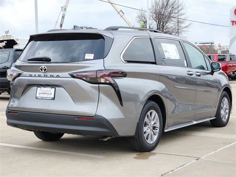 New 2026 Toyota Sienna XLE image 4