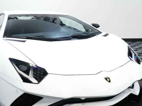 Used 2018 Lamborghini Aventador S image 12