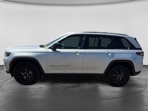 Used 2024 Jeep Grand Cherokee Altitude AWD/4WD image 8