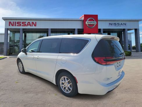 Used 2023 Chrysler Pacifica Touring-L FWD image 4