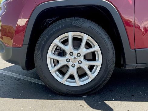 Used 2017 Jeep Cherokee Latitude w/ Cold Weather Group AWD/4WD image 22