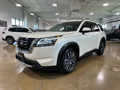 Used 2024 Nissan Pathfinder SL w/ SL Premium Package FWD image 3
