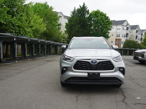 Used 2024 Toyota Highlander XLE AWD/4WD image 2