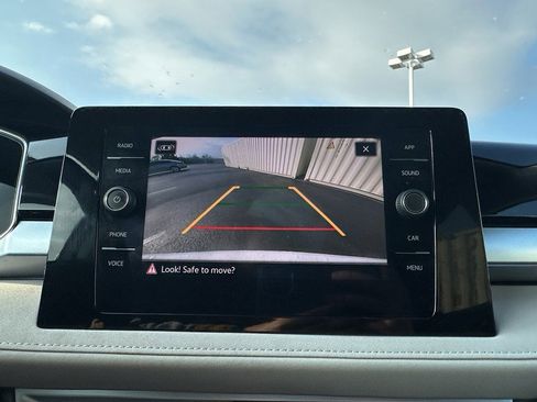 Used 2025 Volkswagen Taos SE w/ Panoramic Sunroof Package image 27