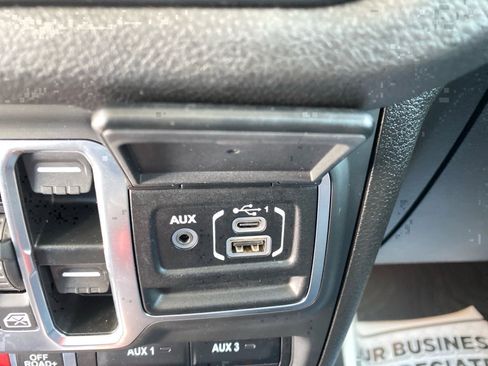 Used 2025 Jeep Wrangler Willys image 12