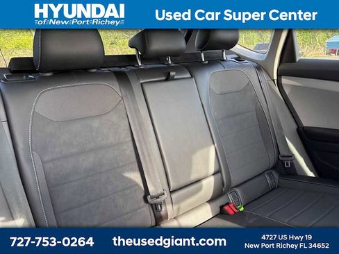 Used 2023 Volkswagen Taos SE w/ Panoramic Sunroof Package FWD image 9