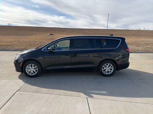 Used 2023 Chrysler Pacifica Touring-L image 6