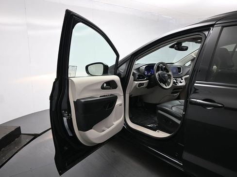 Used 2018 Chrysler Pacifica Limited w/ Advanced Safetytec Group image 9