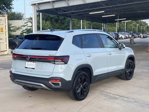 New 2026 Volkswagen Taos SE FWD image 9