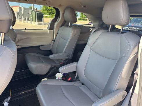 Used 2022 Toyota Sienna XLE FWD image 9