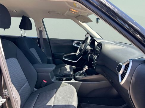 Used 2025 Kia Soul LX w/ LX Technology Package FWD image 12