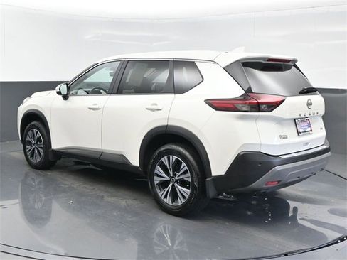 Used 2023 Nissan Rogue SV image 3