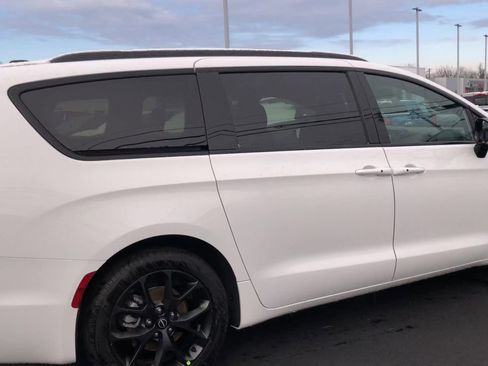 New 2026 Chrysler Pacifica Select image 8