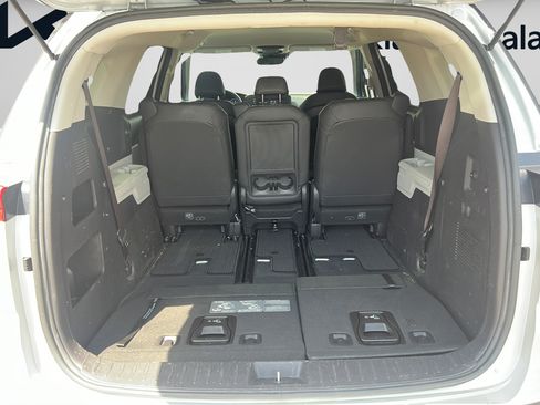 Used 2023 Kia Carnival LX FWD image 9