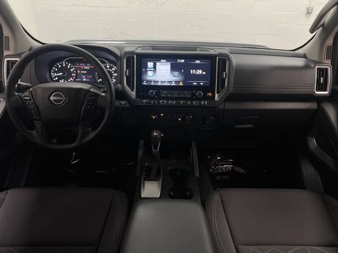 Used 2025 Nissan Frontier SV w/ Tow Package RWD image 13