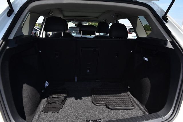 Used 2025 Volkswagen Taos SE w/ Panoramic Sunroof Package FWD image 24