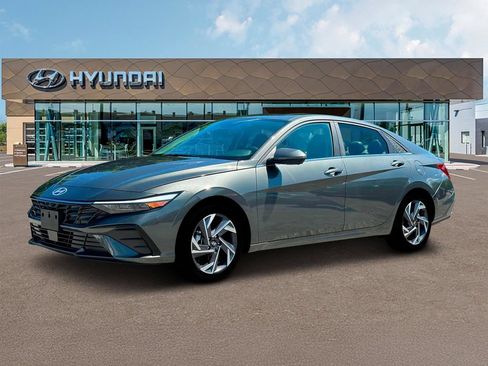 Used 2025 Hyundai Elantra Limited FWD image 2