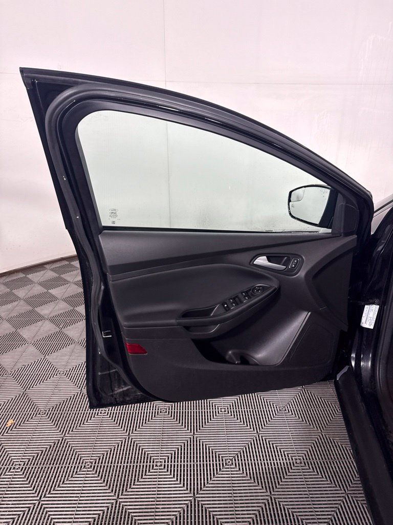 Used 2016 Ford Focus SE FWD image 14
