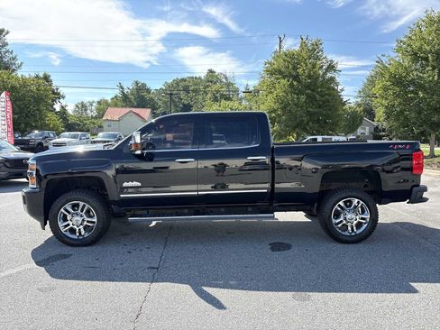 Used 2019 Chevrolet Silverado 2500 High Country w/ Duramax Plus Package AWD/4WD image 9