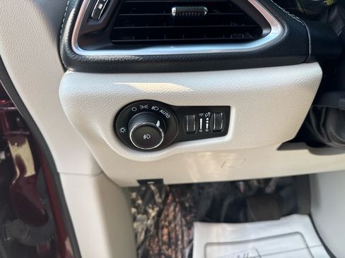 Used 2023 Chrysler Pacifica Limited w/ Uconnect Theater Family Group AWD/4WD image 23