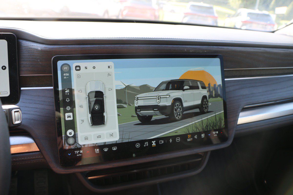 Used 2025 Rivian R1S Adventure Dual AWD/4WD image 18