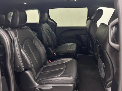 Used 2025 Chrysler Pacifica Select image 16