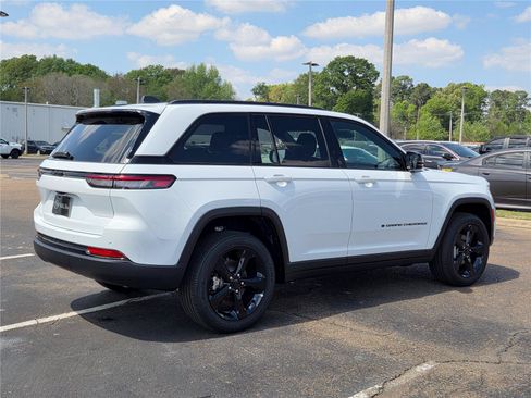 New 2025 Jeep Grand Cherokee Altitude RWD image 37