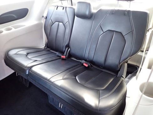 Used 2023 Chrysler Pacifica Touring-L image 18