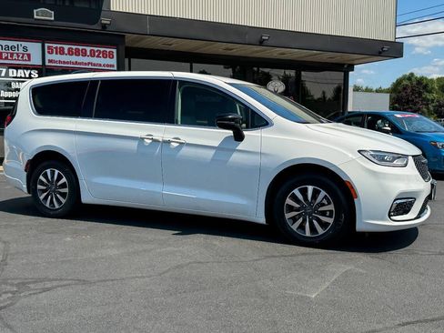 Used 2024 Chrysler Pacifica Limited FWD image 3
