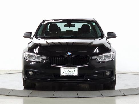 Used 2018 BMW 320i xDrive Sedan image 2