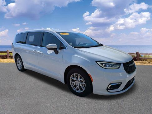 Used 2023 Chrysler Pacifica Touring-L FWD image 10