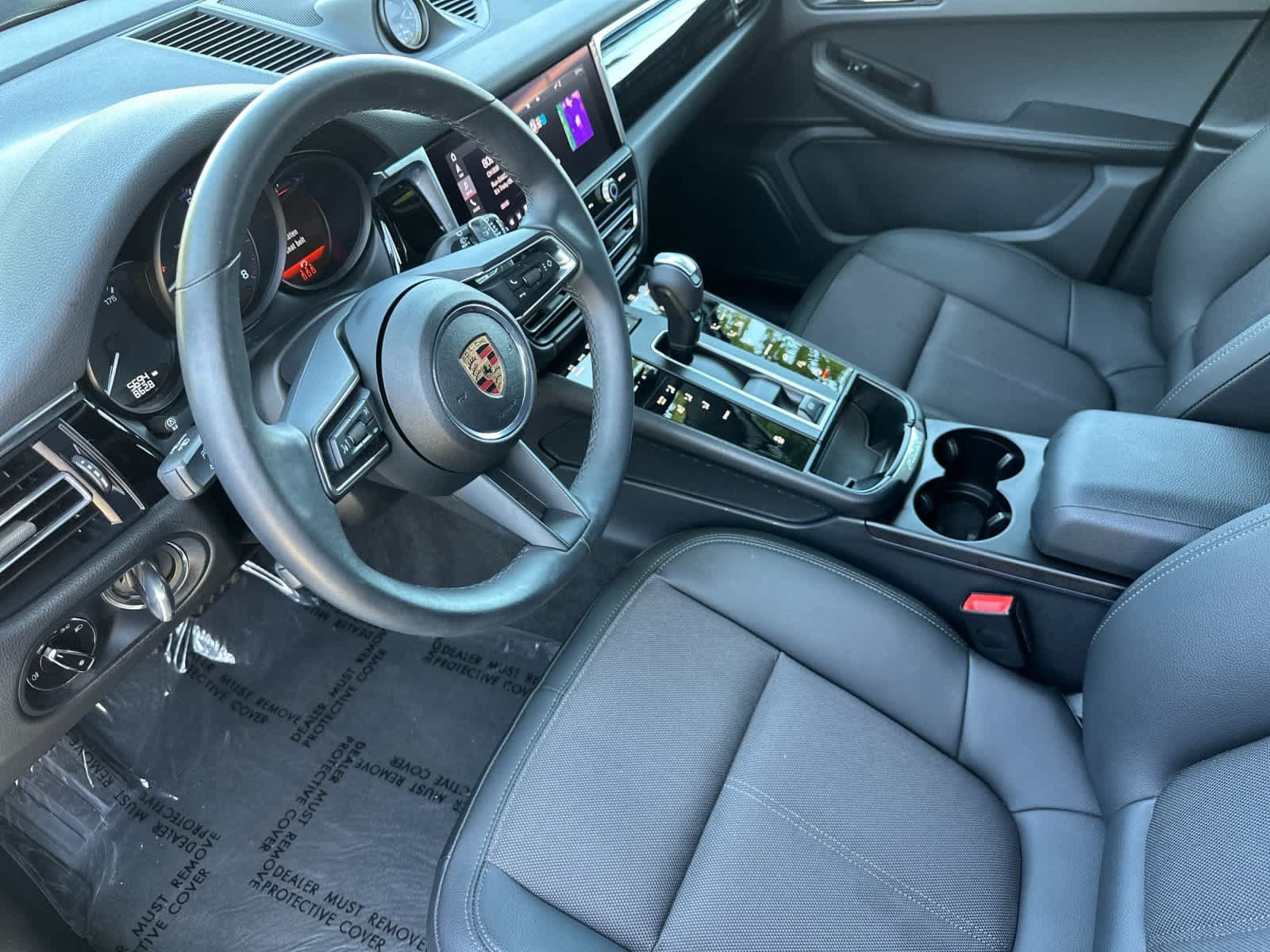 Certified 2025 Porsche Macan AWD/4WD image 4